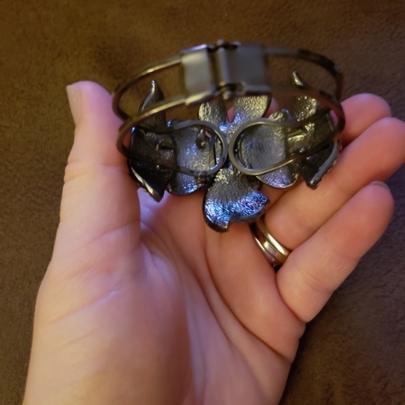 Rose shape crystal bangle - Picture 5 of 5